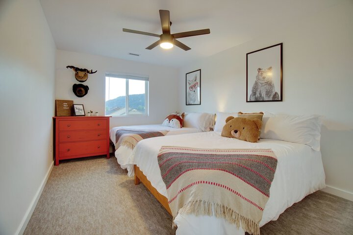 Modern Donnelly Cabin w / Private Hot Tub