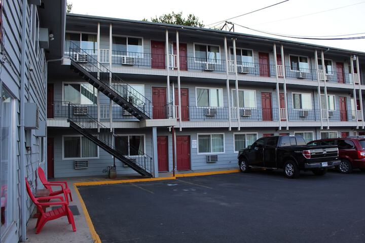 Cougar Land Motel