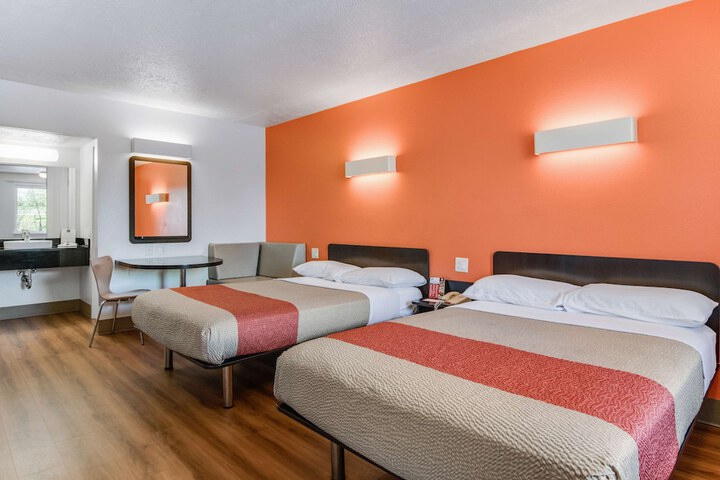 Room 10 of 29