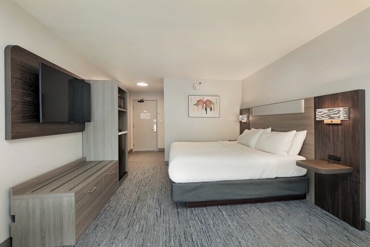 Holiday Inn Express & Suites New Berlin by IHG