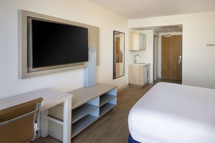 Hotel Dello Ft. Lauderdale Airport Tapestry Collection by Hilton