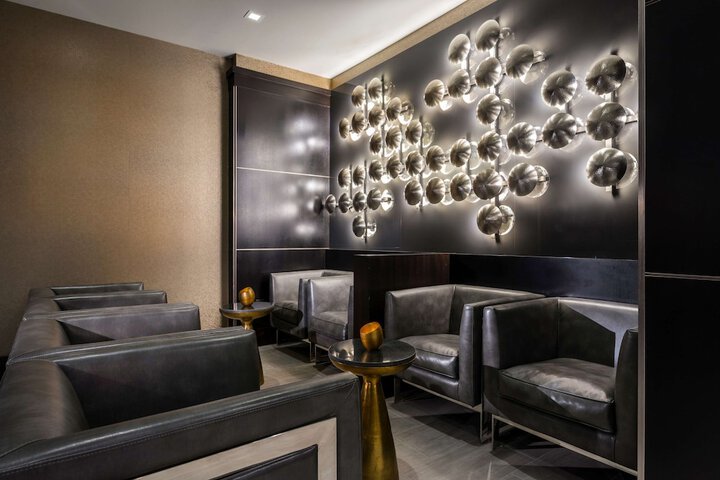 Lounge 45 of 48