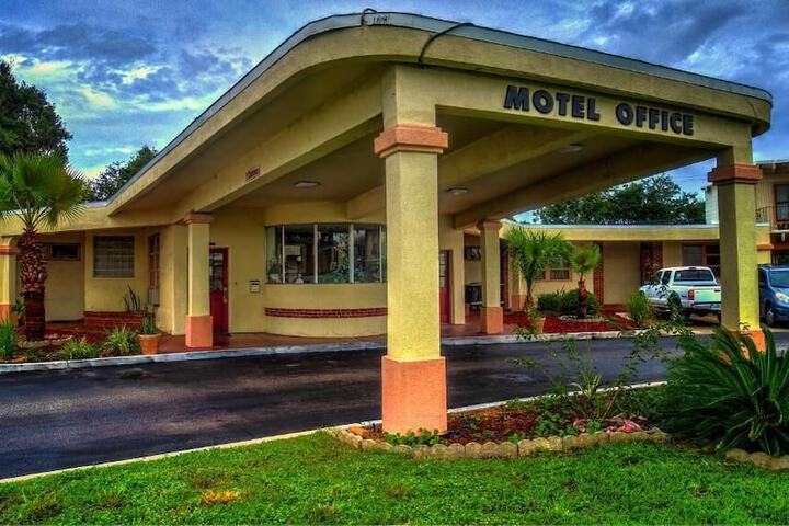 NASSAU HOLIDAY MOTEL