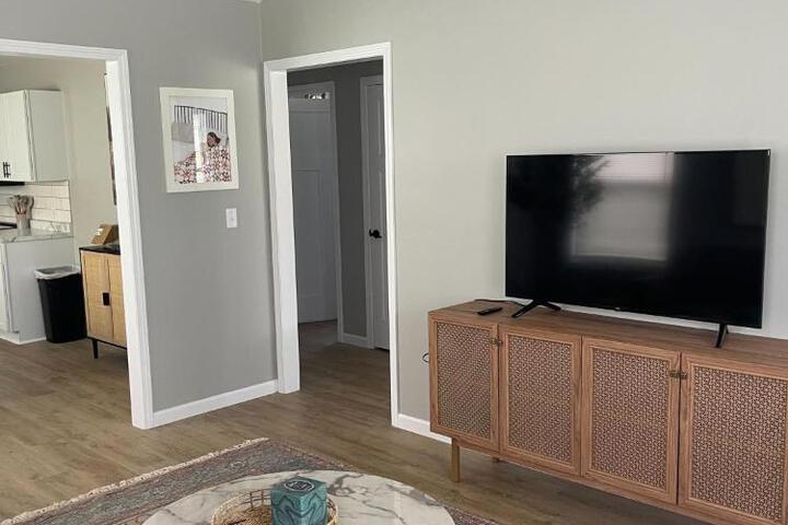 Birdie Mae - 2 bedroom House in DT Hamilton