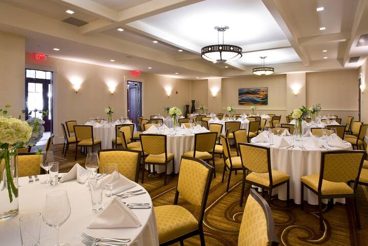 Ballroom/Hall 35 of 42