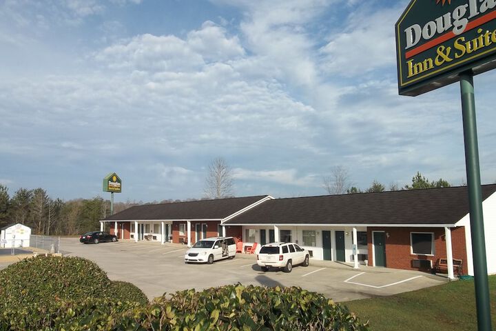 Douglas Inn & Suites