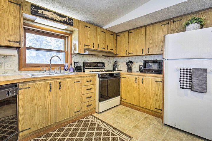 Phillips Cabin w / Lake Views & Private Dock!