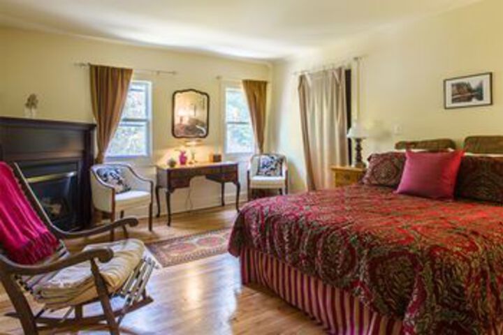 Le Petit Chateau Inn