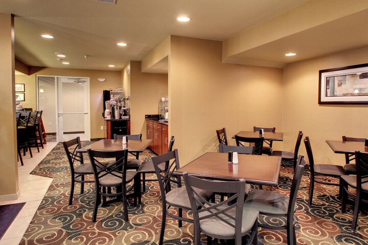 Cobblestone Hotel & Suites - Newton