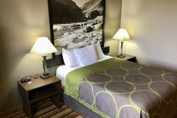 Super 8 by Wyndham Helena