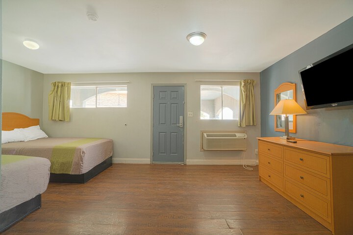 Room 25 of 40