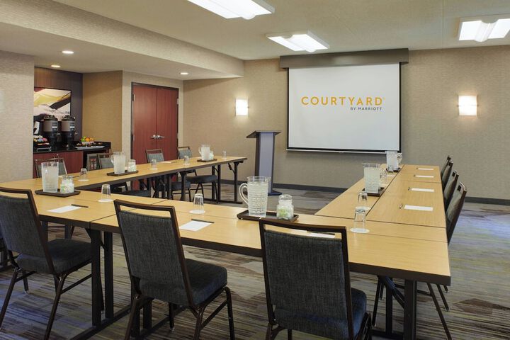 Courtyard by Marriott Detroit Dearborn