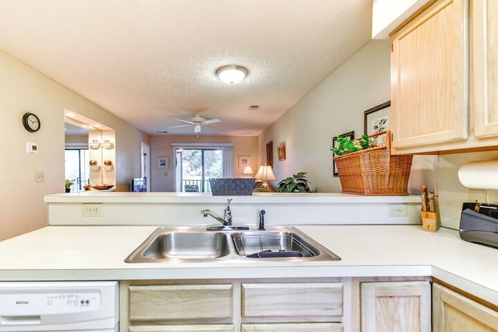Little River Condo w / Pool Access: 5 Mi to Beach