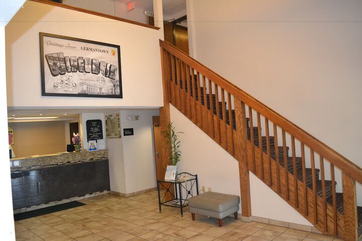 Super 8 by Wyndham Germantown / Milwaukee