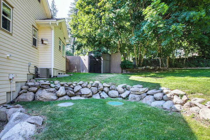 Rathdrum Home w / Hot Tub: Steps to Beach Access!