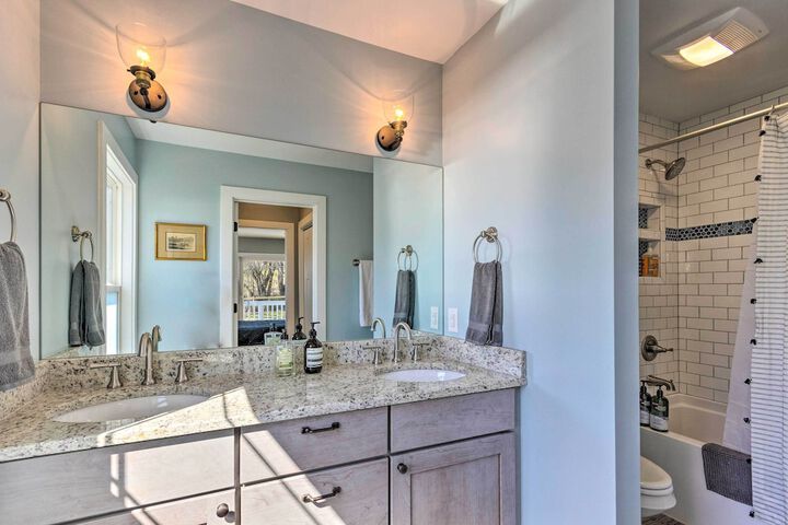 Downtown Brevard Retreat With Fire Pit & Deck!