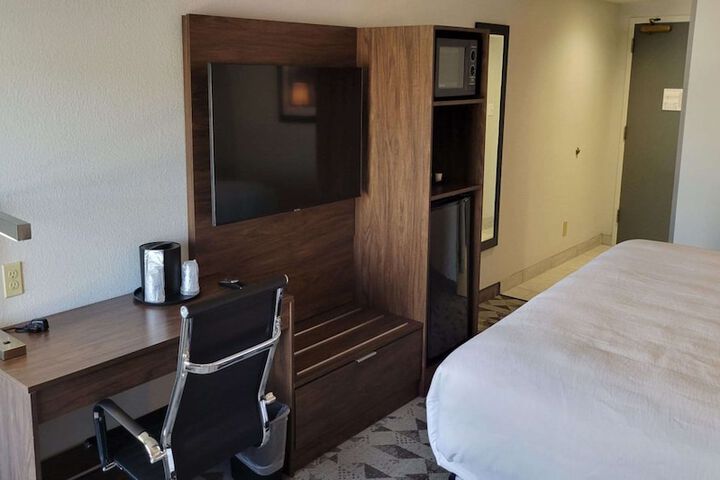 Room 10 of 13