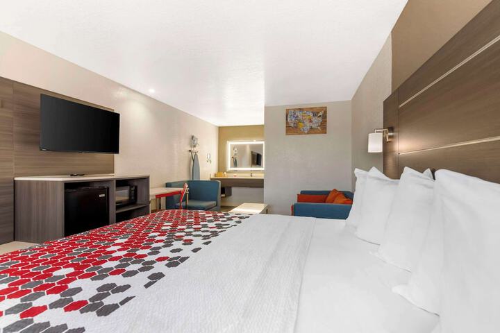 Econo Lodge Inn & Suites Near Lackland AFB
