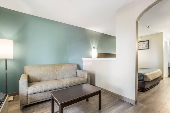 Econo Lodge Inn & Suites Brooks - Louisville South