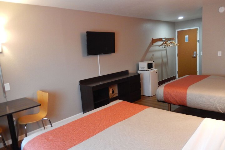 Motel 6 Rossford OH