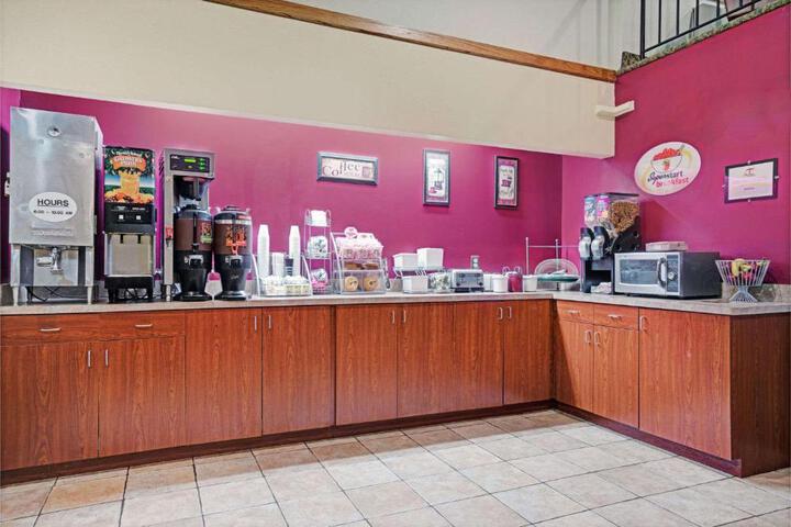 Super 8 by Wyndham Rogers Minnesota