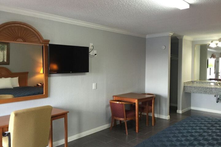 Room 6 of 8