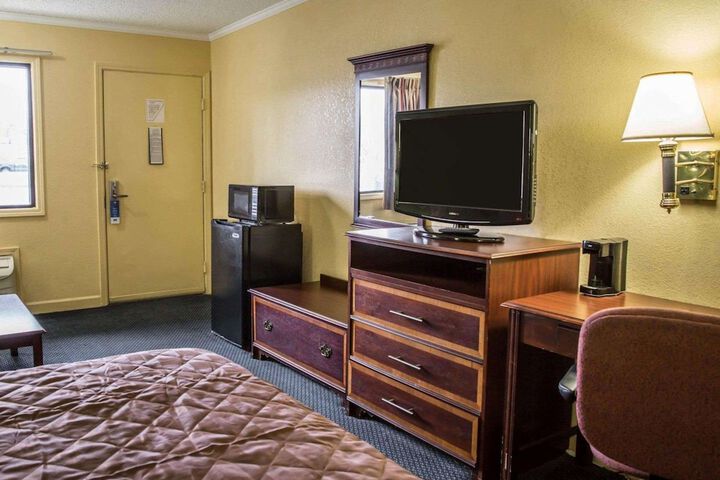 Rodeway Inn & Suites Plymouth Hwy 64