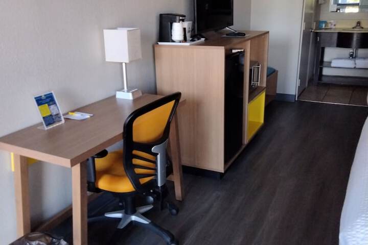 Room 25 of 38