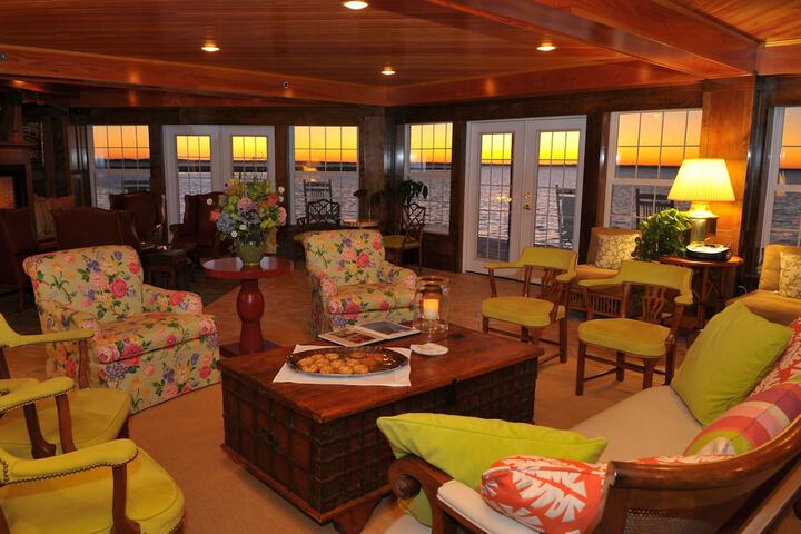 Lounge 66 of 76
