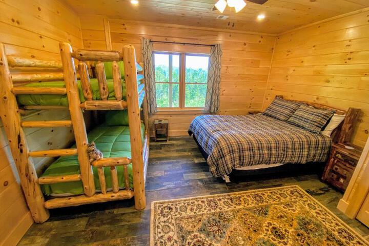 UV Log home with direct Cannon Mountain views Minutes to attractions Fireplace Pool Table AC