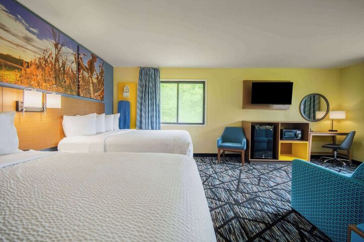 Days Inn & Suites by Wyndham Waterloo
