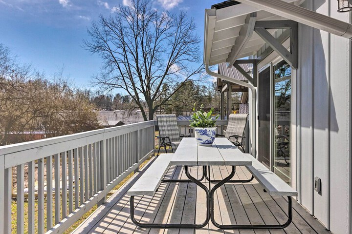 Downtown Brevard Retreat With Fire Pit & Deck!