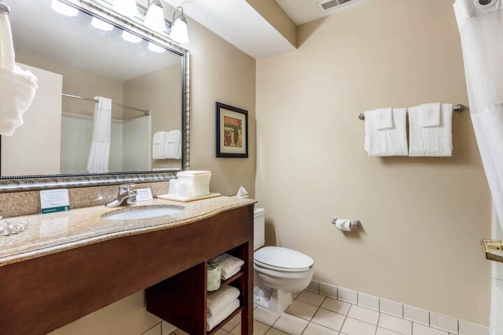 Quality Suites Paducah I-24