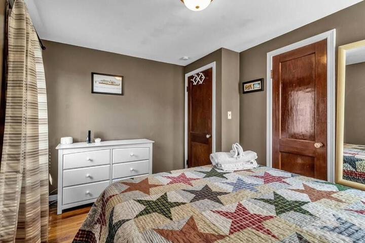 Gorgeous 2 Queen Bedroom Apartment in North Buffalo with 70 inch TV