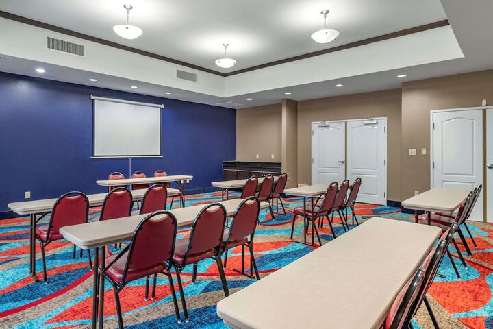 Comfort Inn & Suites Cleveland TX