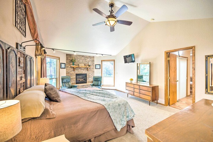 Serene Monument Sanctuary w / Patio & Fire Pit!