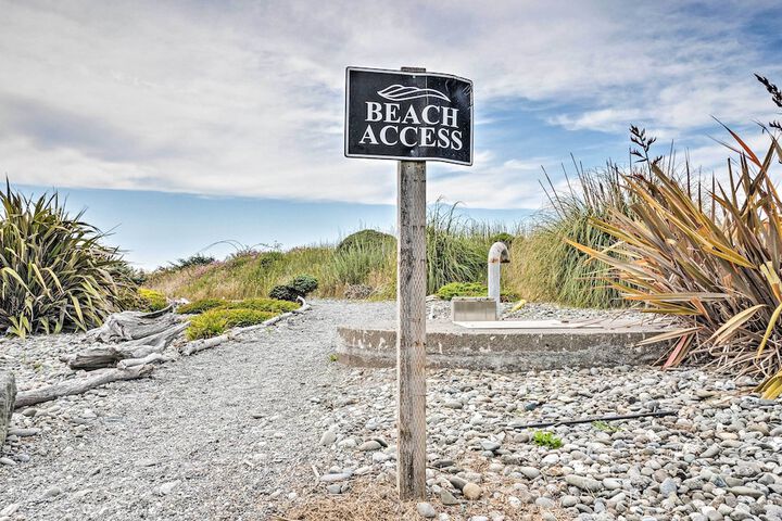 Quiet Waterfront Escape w / Hot Tub & Beach Access!