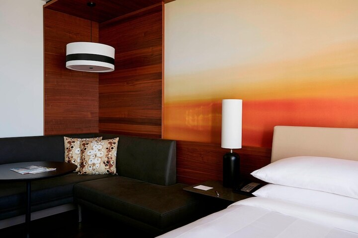 Room 52 of 166