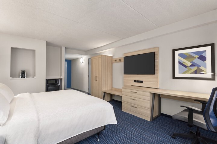 Room 13 of 33