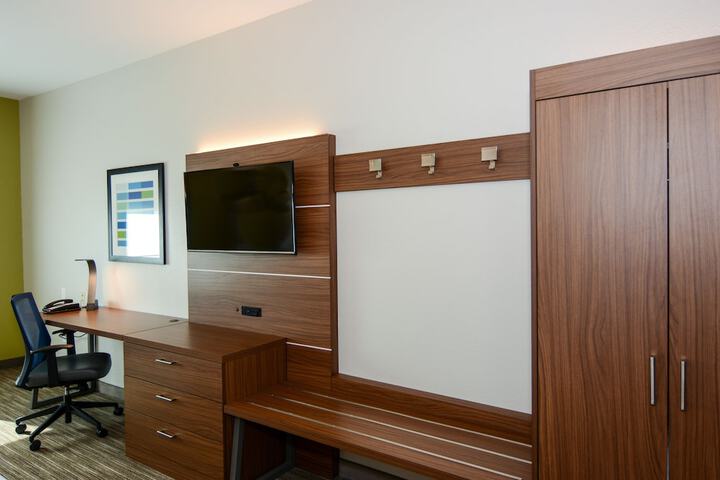 Holiday Inn Express & Suites New Boston by IHG