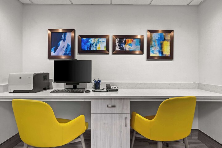 Comfort Inn & Suites Evansville Airport