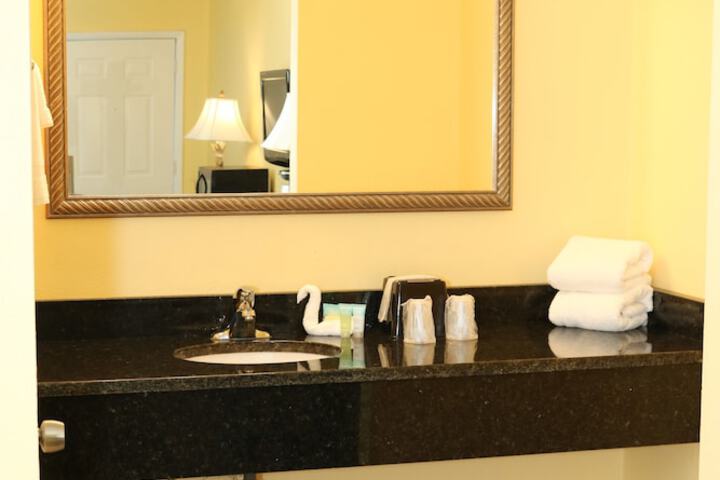 Shining Light Inn & Suites