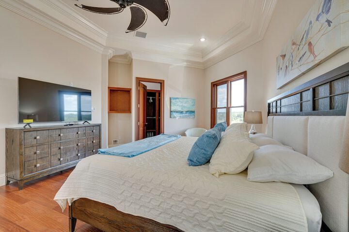 Groveland Home w / Pool: Luxurious Lakefront Oasis!