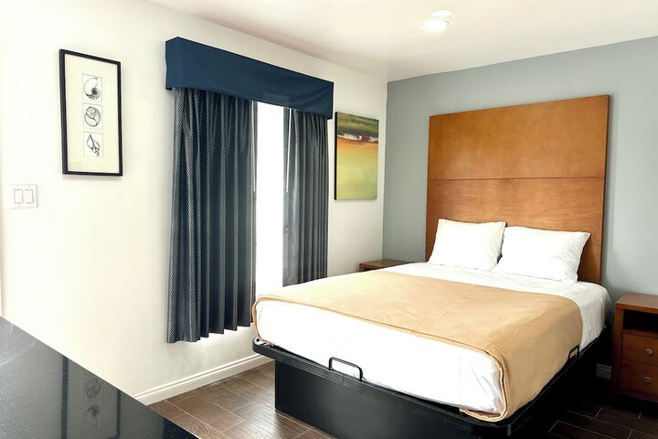 Room 4 of 10