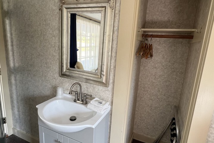 Room 16 of 28