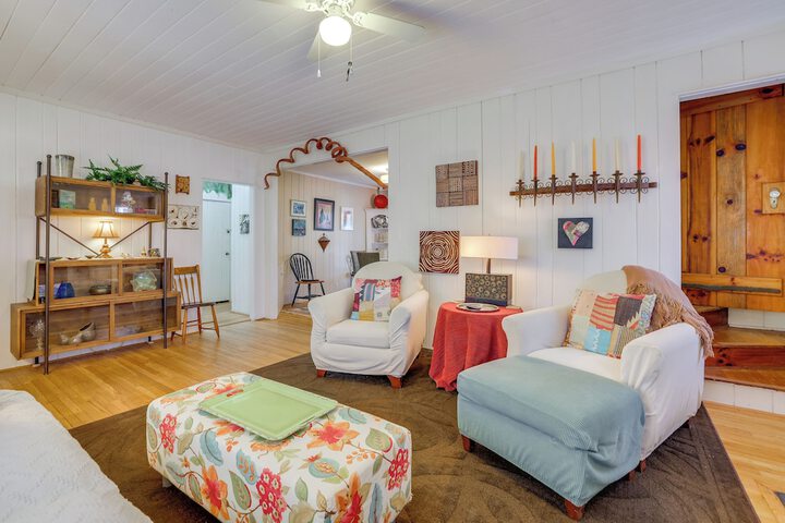 Unwind Fireside & Walk to Dtwn! Tyron Retreat