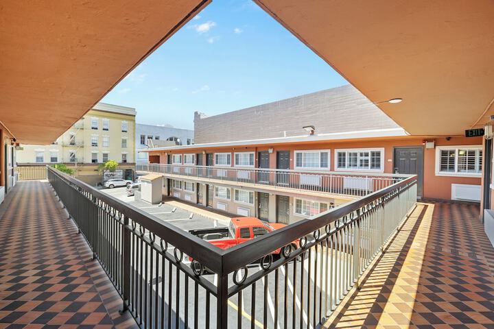 Alexis Park Hotel