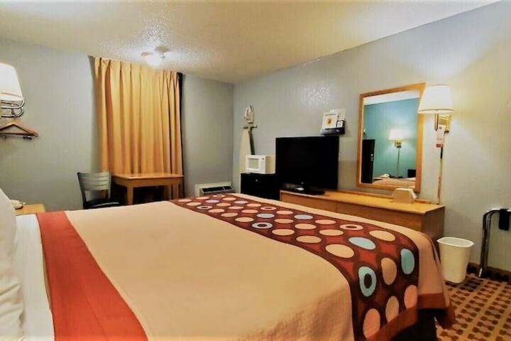 Room 16 of 18