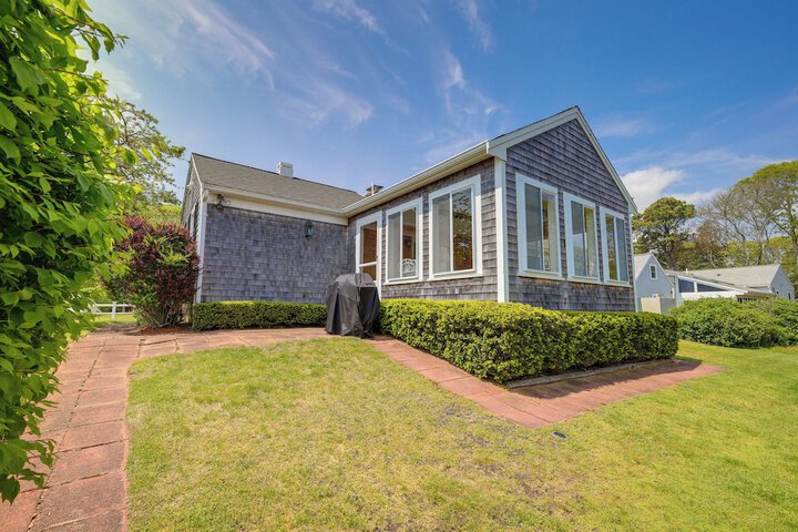 1 Mi to Beach: Quiet West Dennis Escape w / Sunroom