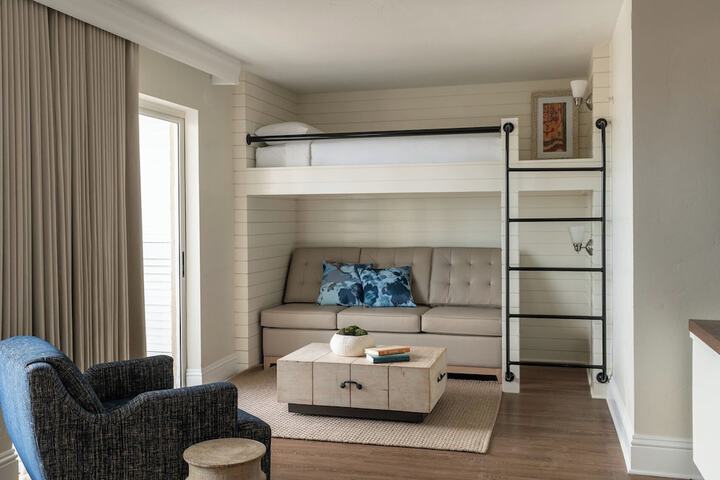 Room 43 of 86